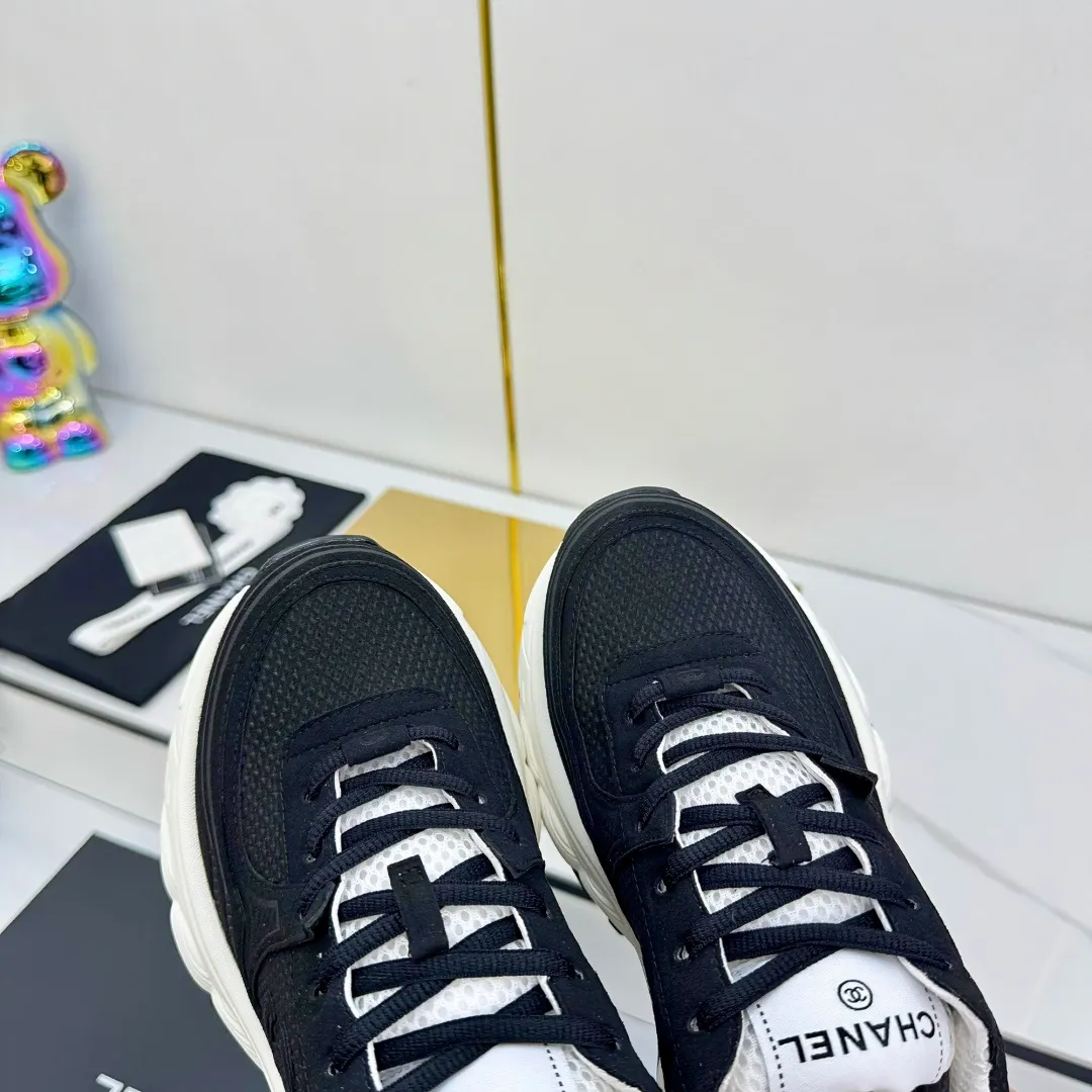 👟👟Ex-factory price 680👟👟 Upgraded version, upgraded version, upgraded version! No rebuttal accepted! ! ! ! Chanel Chanel panda shoes! 2025 counter's top casual sports shoes. This classic design; the upper is electro-embroidered with a variety of techniques; the outsole is fashionable and sporty; the unusual inclusion of a variety of color matching elements... The diversified mix and match is very good-looking and versatile, and can be used for leisure, fashion, sports, and outdoor... ꫛꫀꪝ Go➫ Materials: ❶Upper made of: original imported first-layer silk cowhide + original waterproof cloth + original first-layer cowhide ❷Inner lining: Original Yangli+Net ❸Outsole based on: Original TPU combination outsole Counter boutique packaging complete set for women 35–41 👉 👉 👉 👉